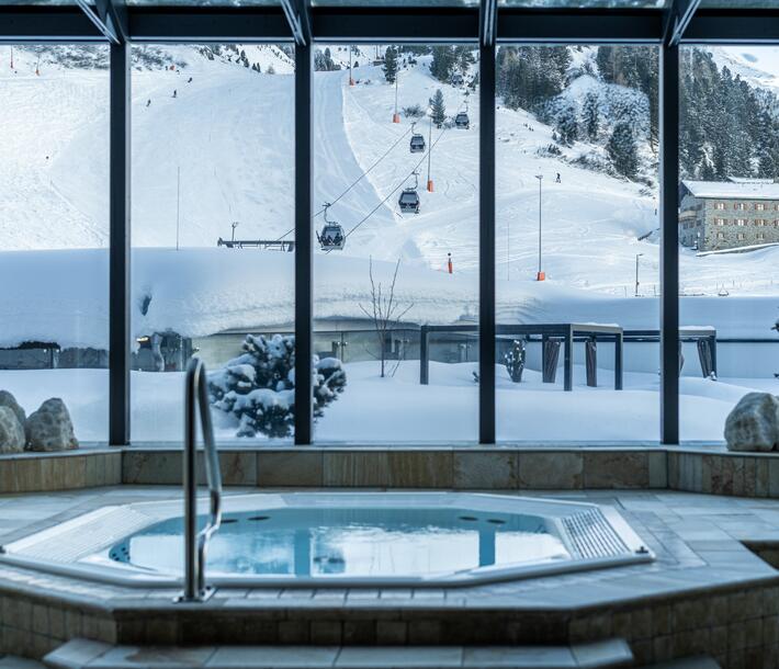 Hotel Edelweiss & Gurgl mit Wellnessbereich und Pool