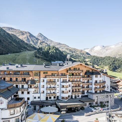 Aussenansicht des Edelweiss & Gurgl im Sommer