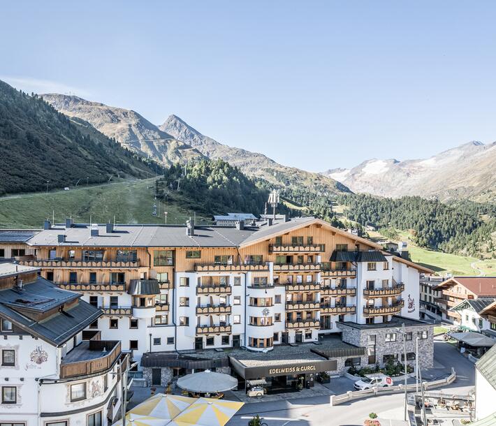 Aussenansicht des Edelweiss & Gurgl im Sommer