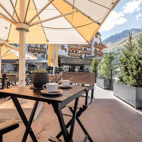 Terrasse des Edelweiss & Gurgl im Sommer