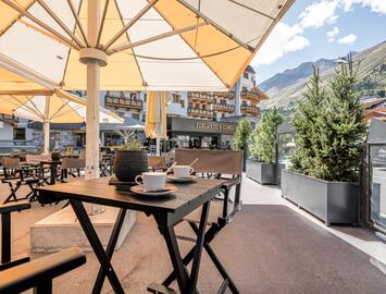 Terrasse des Edelweiss & Gurgl im Sommer